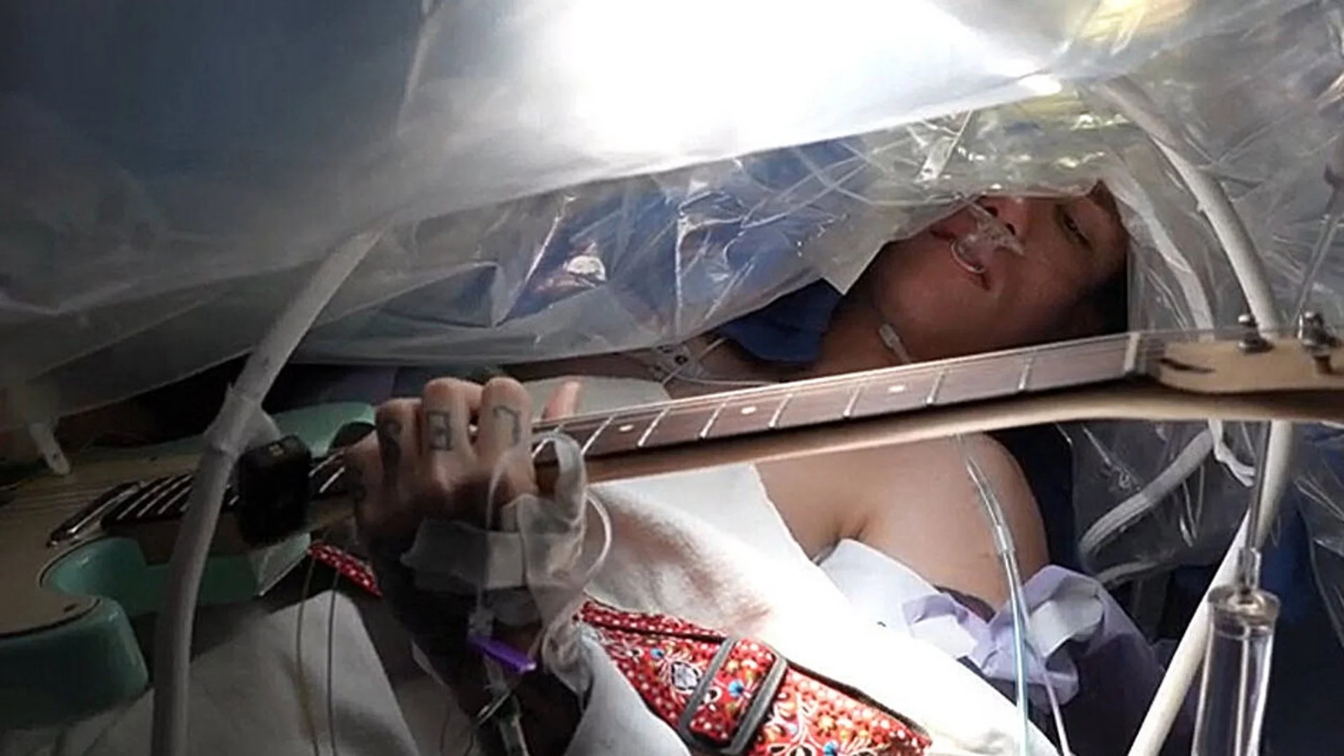 Американец свири Deftones по време на мозъчна операция
