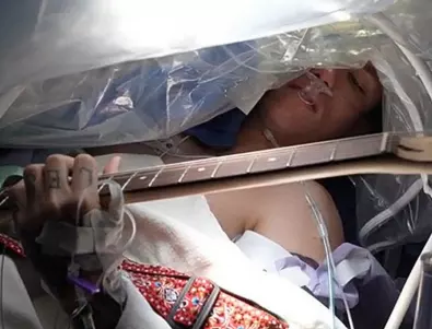 Американец свири Deftones по време на мозъчна операция