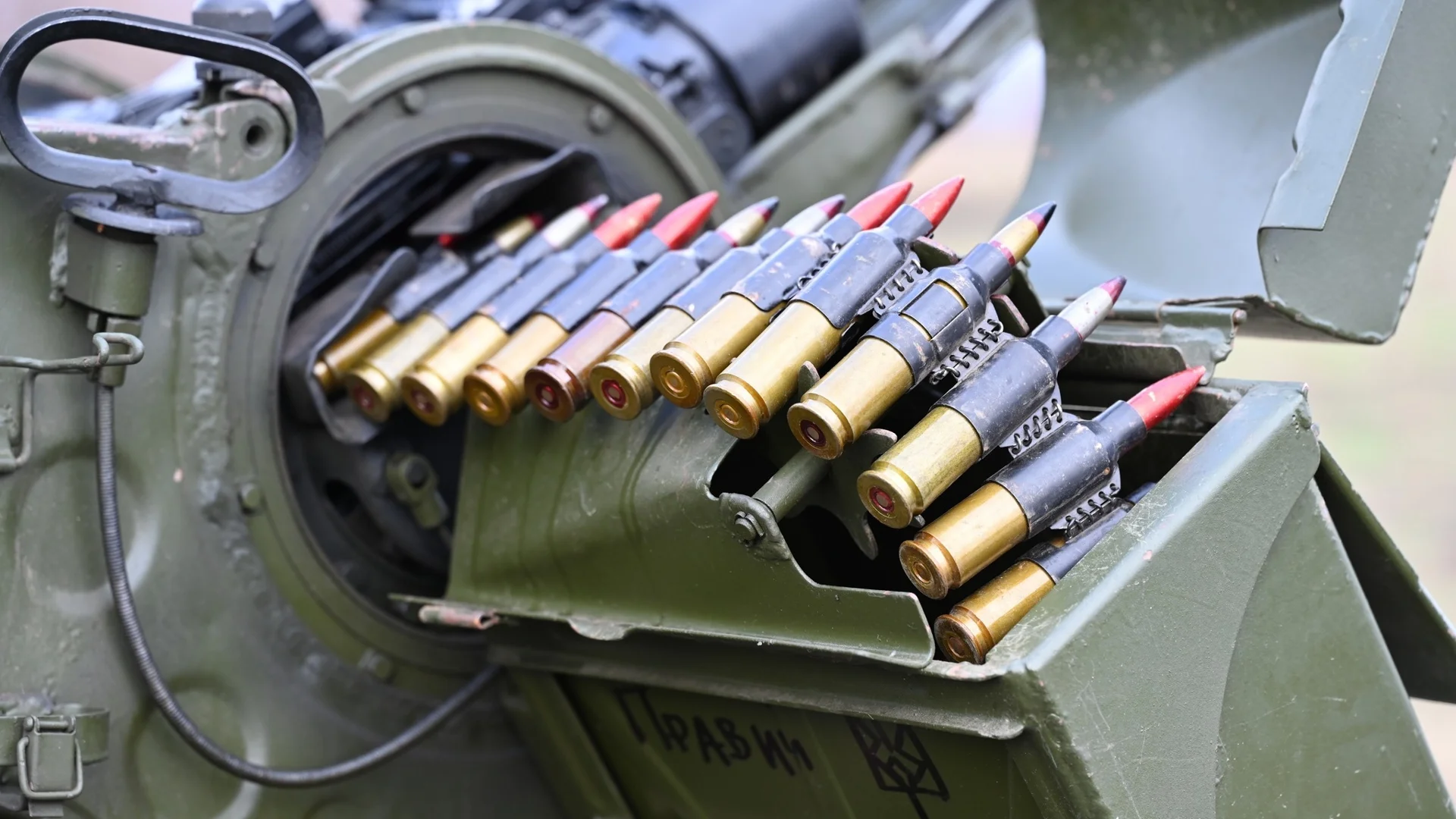 Борел: ЕС трябва да засили отбранителната си промишленост, за да попълни оръжейните си запаси