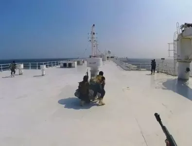 Ракета уцели гръцки кораб край Йемен: Червено море е все по-опасно