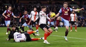 В сблъсъка на опашкарите: Спорен гол разочарова Бърнли, но го измъкна от антирекорд (ВИДЕО)