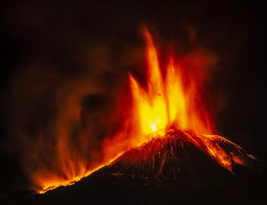 Вулкан изригна на японския остров Суваноседжима (СНИМКА)