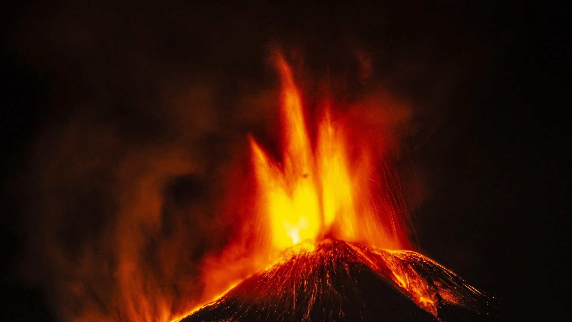 Изригна вулкан на остров в Галапагос (ВИДЕО)