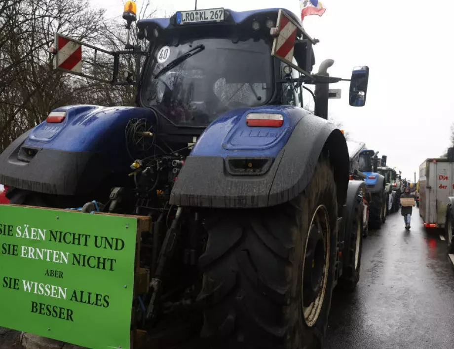 Хиляди фермери на протест в Германия (ВИДЕО)