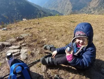 Нов рекорд: Четиригодишно момиченце от Чехия изкачва връх Еверест (СНИМКИ)