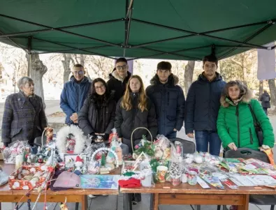 Младежите на Млада Загора очакват старозагорците на благотворителен базар на площада пред общината
