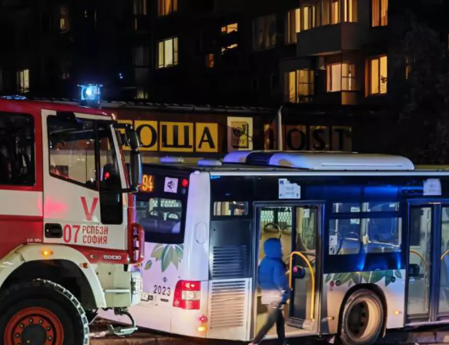 Катастрофа в София: Автобус на градския транспорт блъсна пешеходец (СНИМКИ)