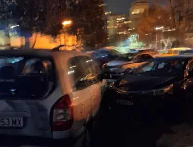 Автобус от градския транспорт удари три коли в София, има пострадали