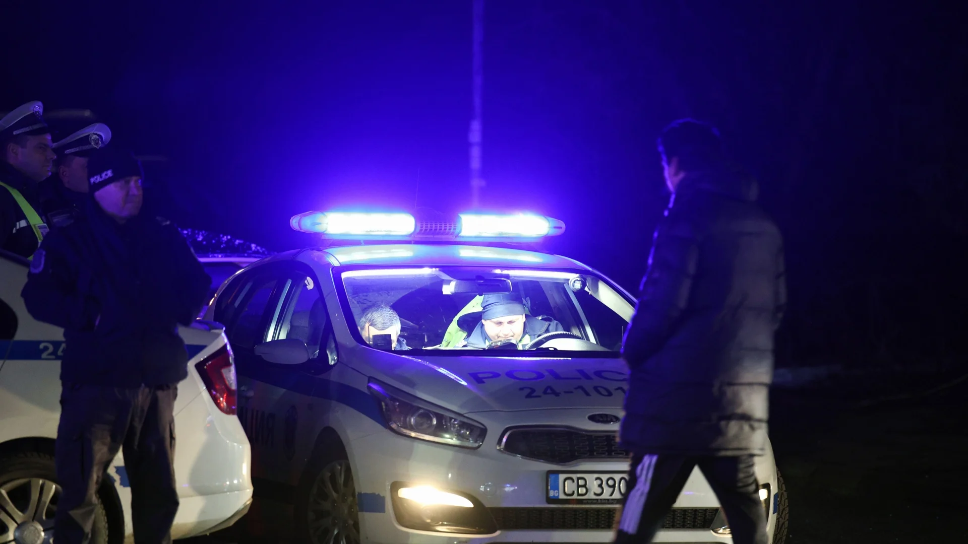 Кола се заби в спирка на градския транспорт в София 