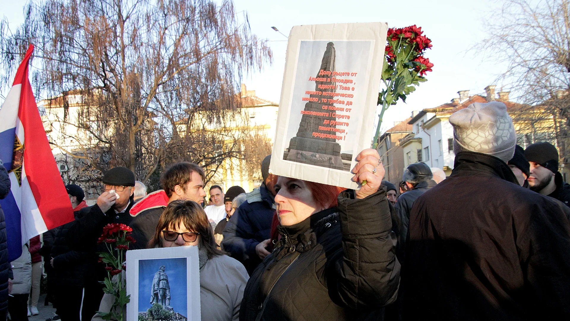 "Кървави заплахи" и въстание в защита на паметника на Альоша  в Пловдив (СНИМКИ)