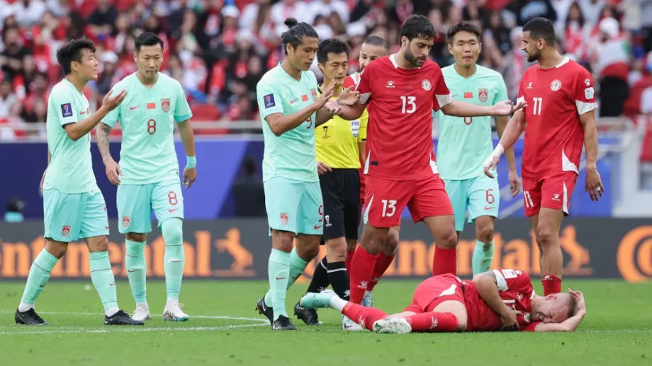 Ливанец щеше да откъсне главата на китаец в мач от Купата на Азия, а дори не получи картон (ВИДЕО)