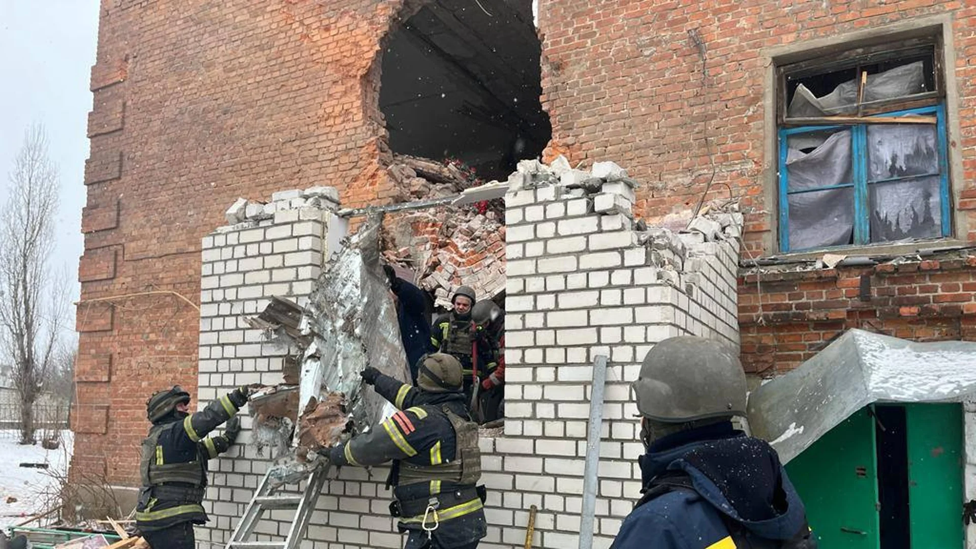 Руснаците поразиха болница в Харковска област (СНИМКИ)