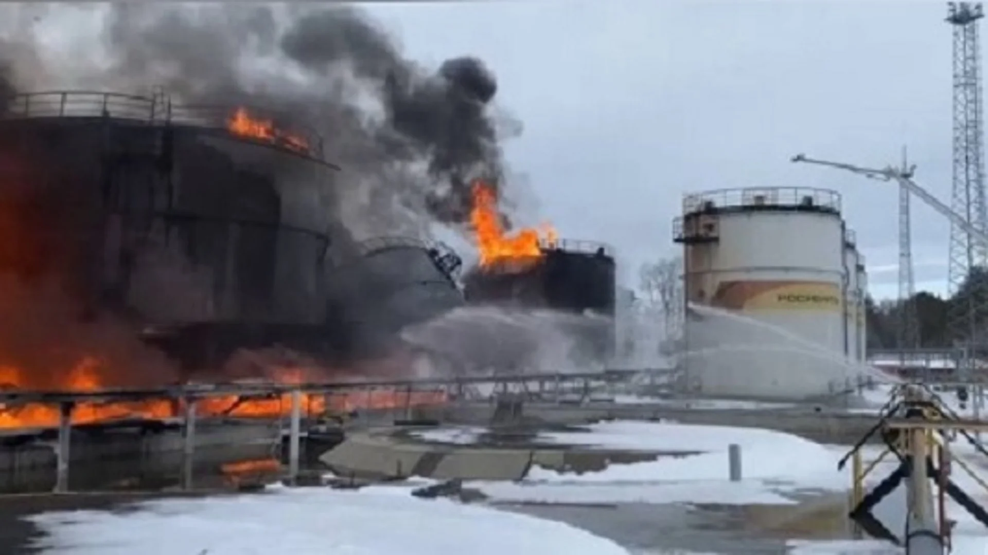 Над 10 000 кв. м земя са замърсени след руска атака по петролна база в Украйна