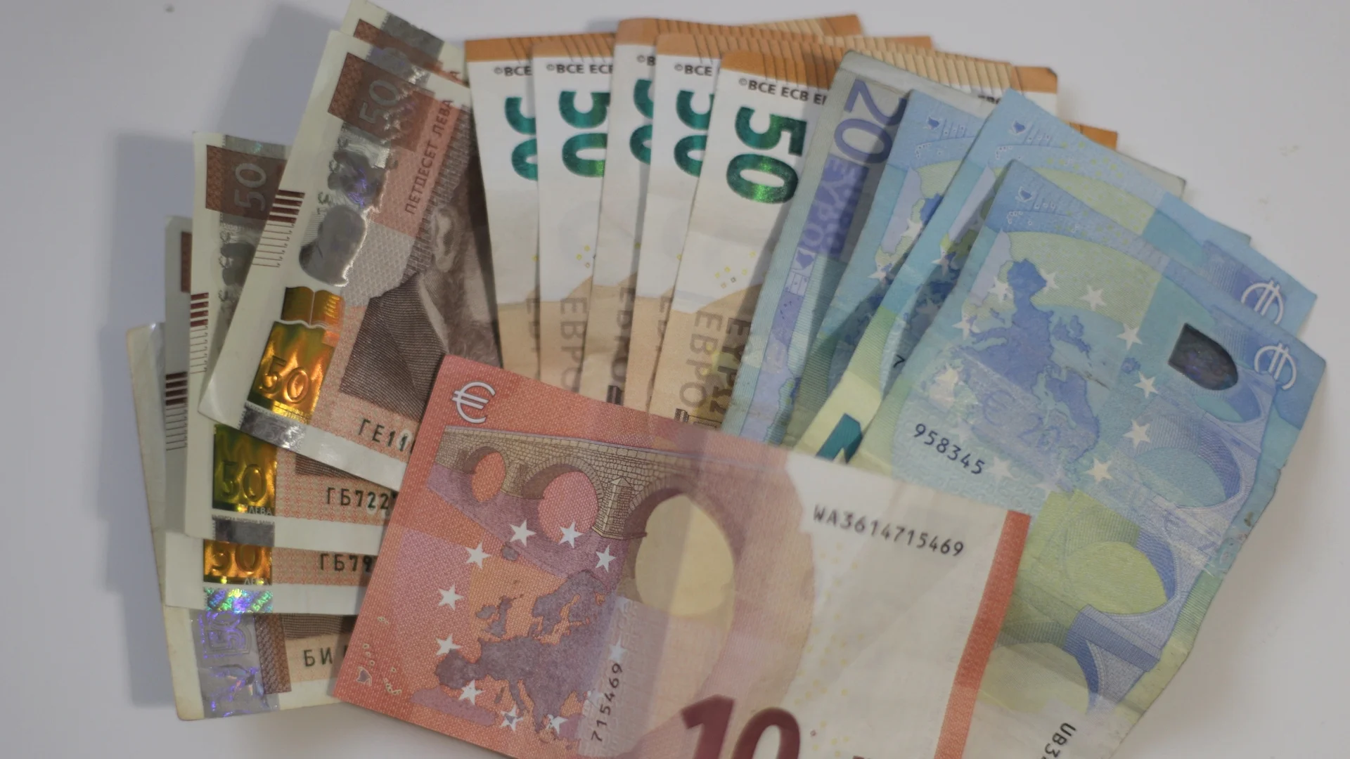 Левовете в евро: Какви ще са заплатите, пенсиите и цените в магазините