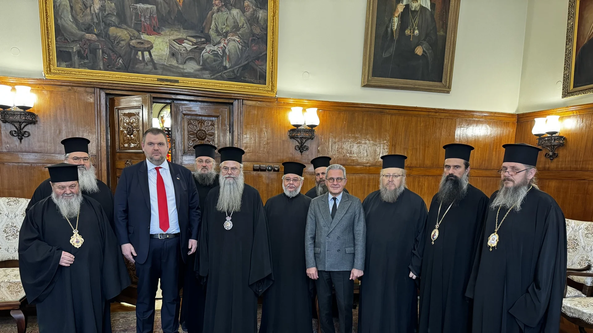 Ахмед Доган и Пеевски с жест към Българската православна църква (СНИМКИ)