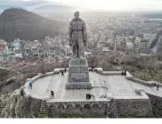 "Прости ни, Апостоле, че си под ботуша на окупатора": Пловдив срещу "Альоша"