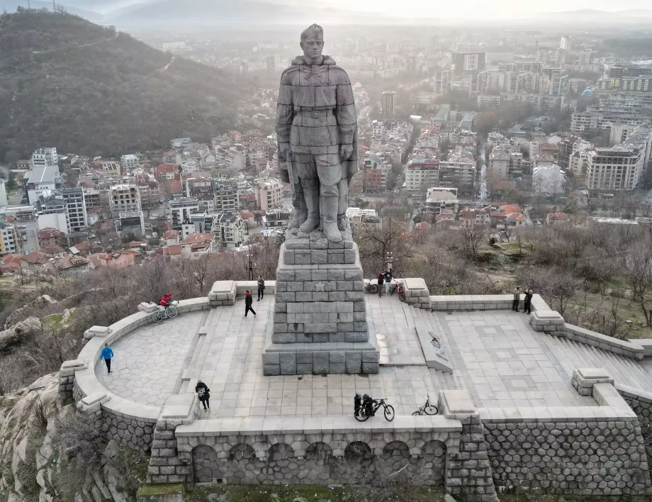 Нов протест срещу паметника на "Альоша" в Пловдив 