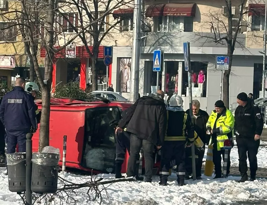 Катастрофа между трамвай и автомобил в района на Руски паметник (СНИМКИ)