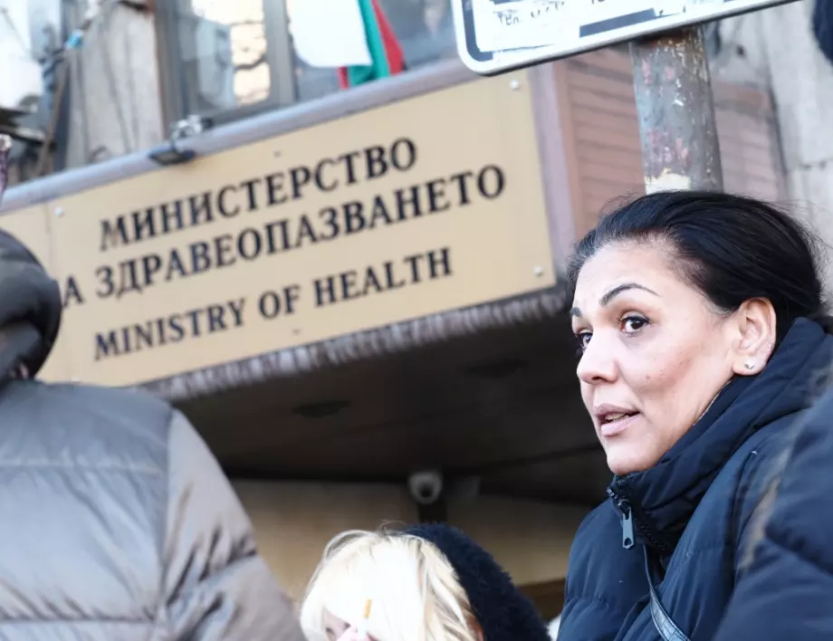 "Аз не съм жива, само така изглеждам": Майката на Даная не обявява война на "Пирогов", а иска лекарите да не се държат като животни