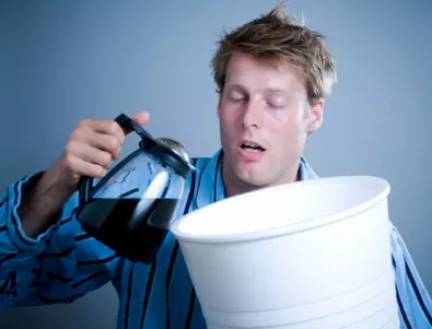 Нов рекорд на Гинес: Мъж изпи чаша горещо кафе за 3 секунди (ВИДЕО)