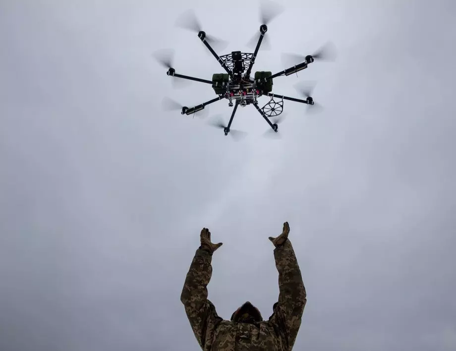 След 6 месеца на фронта в Украйна ще има толкова дронове, че пехотата ще трябва да се крие под земята: Експерт