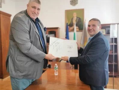 Кметът на община Плевен д-р Валентин Христов проведе работна среща с легендата на родния волейбол Любомир Ганев