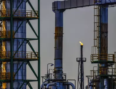 Единствената петролна рафинерия на руското Черноморие преустанови работа след украинските атаки (ВИДЕА)