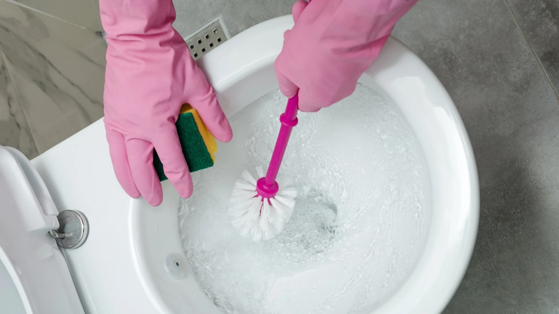 Това е най-бързото почистване на тоалетна чиния – за броени минути ще свети