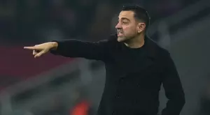 Барселона се отказва от варианти като Флик и Де Дзерби - може ли да остане Шави?