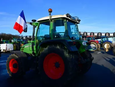 И френските фермери почнаха с блокади около Париж (ВИДЕО)