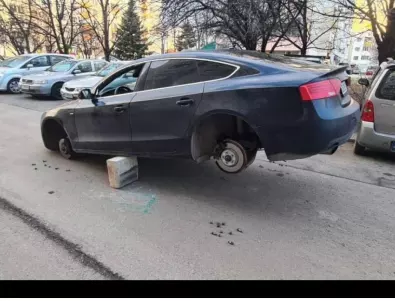 На кантар върху два бордюра: Кола остана без гуми и джанти в столичен квартал (СНИМКА)