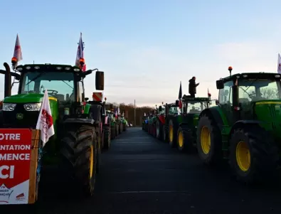 Бунтът на фермерите се разраства: 15 хил. полицаи бранят Париж от обсада (ВИДЕО)