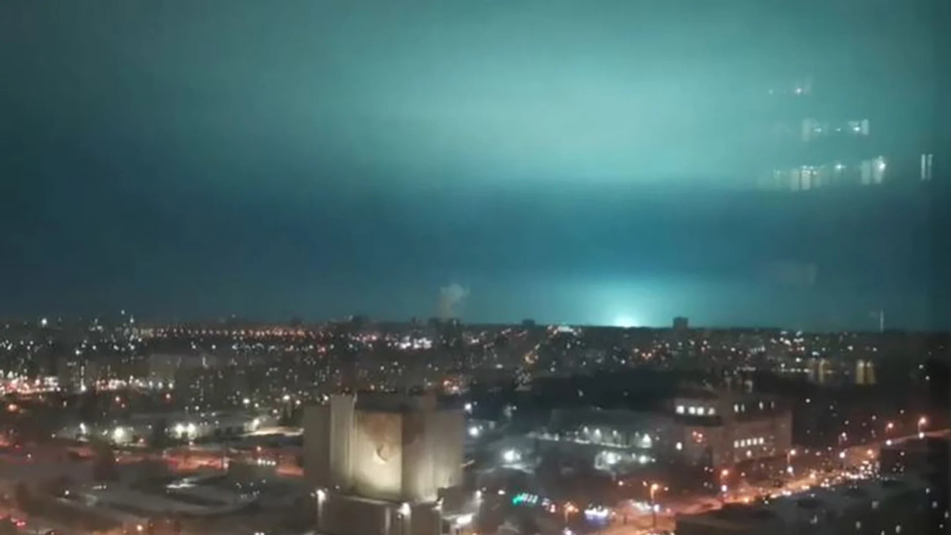 В Челябинск се уплашиха от странни проблясъци в небето, електричеството също изчезна (ВИДЕА)