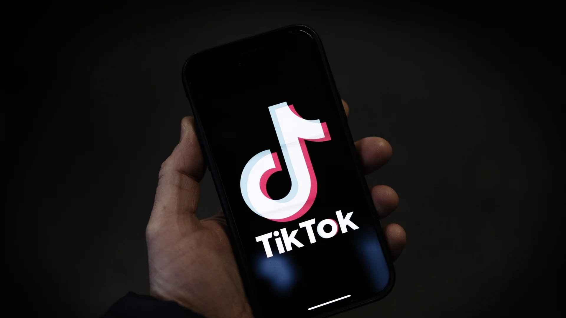 TikTok автоматично ще отбелязва видеа, генерирани от изкуствен интелект