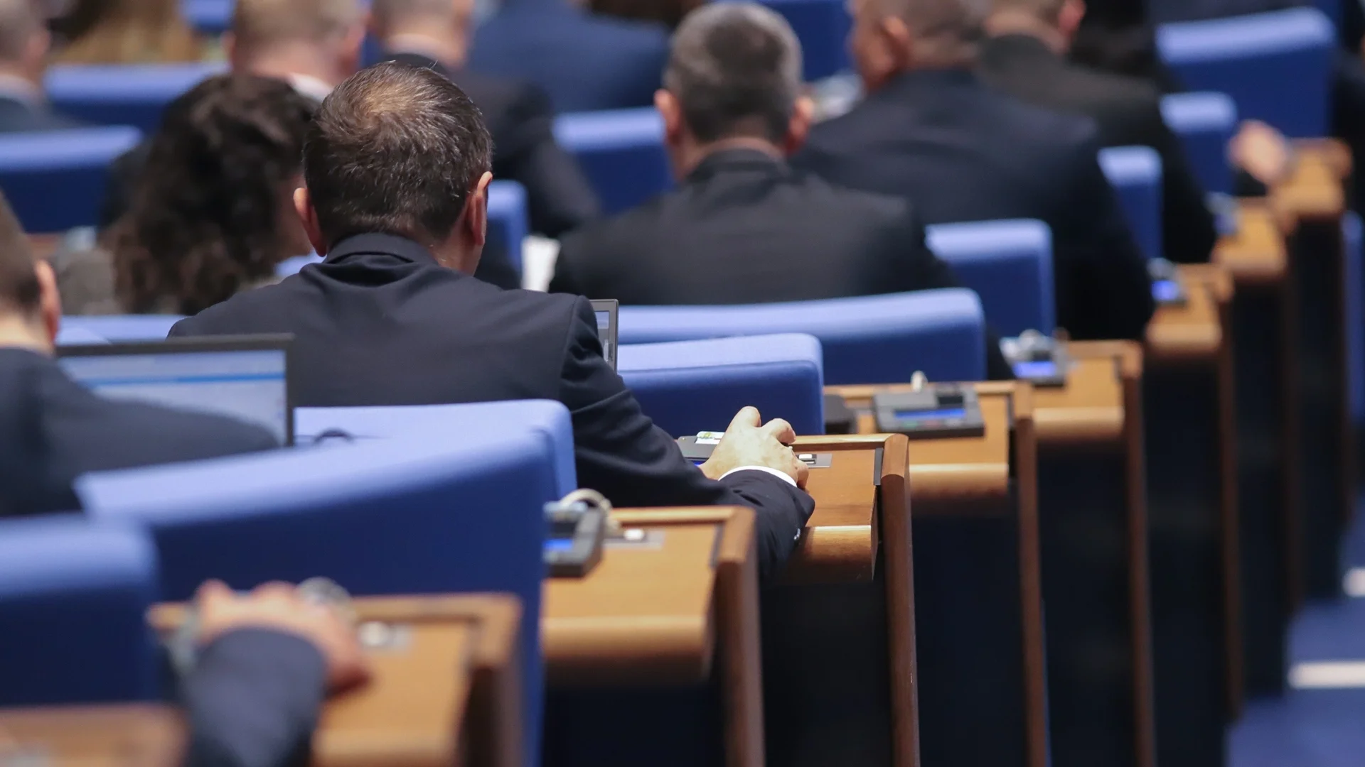Извънредно заседание: Парламентът "развързва ръцете" на Радев за втория мандат