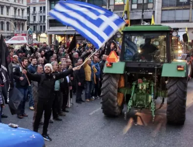 Гръцките фермери продължават с протестите, блокират пътища