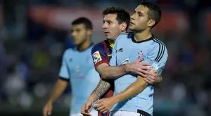 Съдят лидер с над 300 мача в Ла Лига: Опипва по гърдите и целува папагал маскот (ВИДЕО)