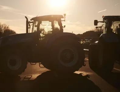 Трактори на фермери заляха улиците на Солун (ВИДЕО)