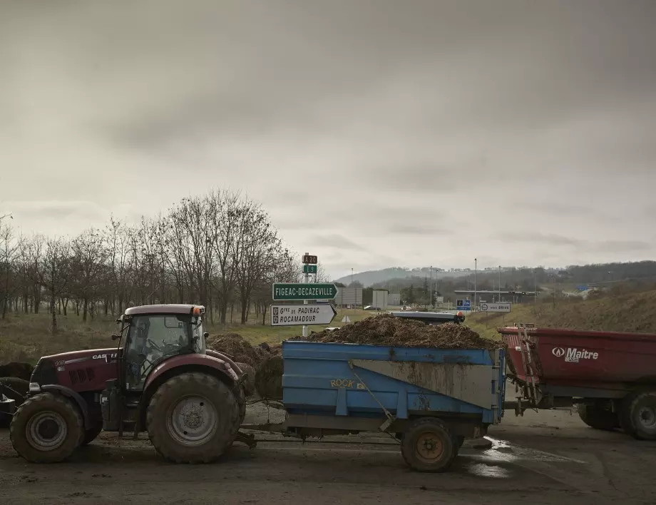 Украйна разполага повредена селскостопанска техника по границата с Полша (ВИДЕО)