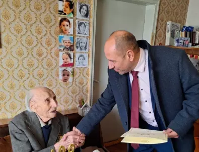 Кметът на Ловеч поздрави столетника на града Димитър Димитров