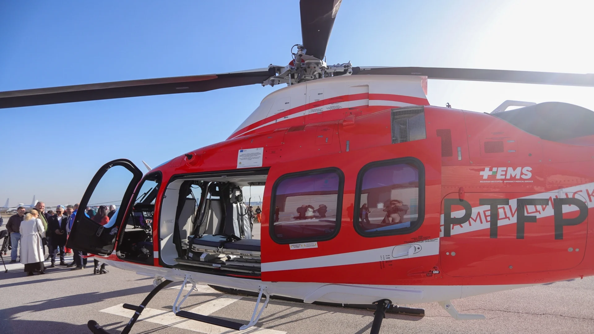 Без черна кутия и с проблеми с вратата: Първият медицински хеликоптер доставен у нас с нередности