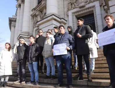 Студенти на протест срещу избора на Атанасова и Белазелков в КС
