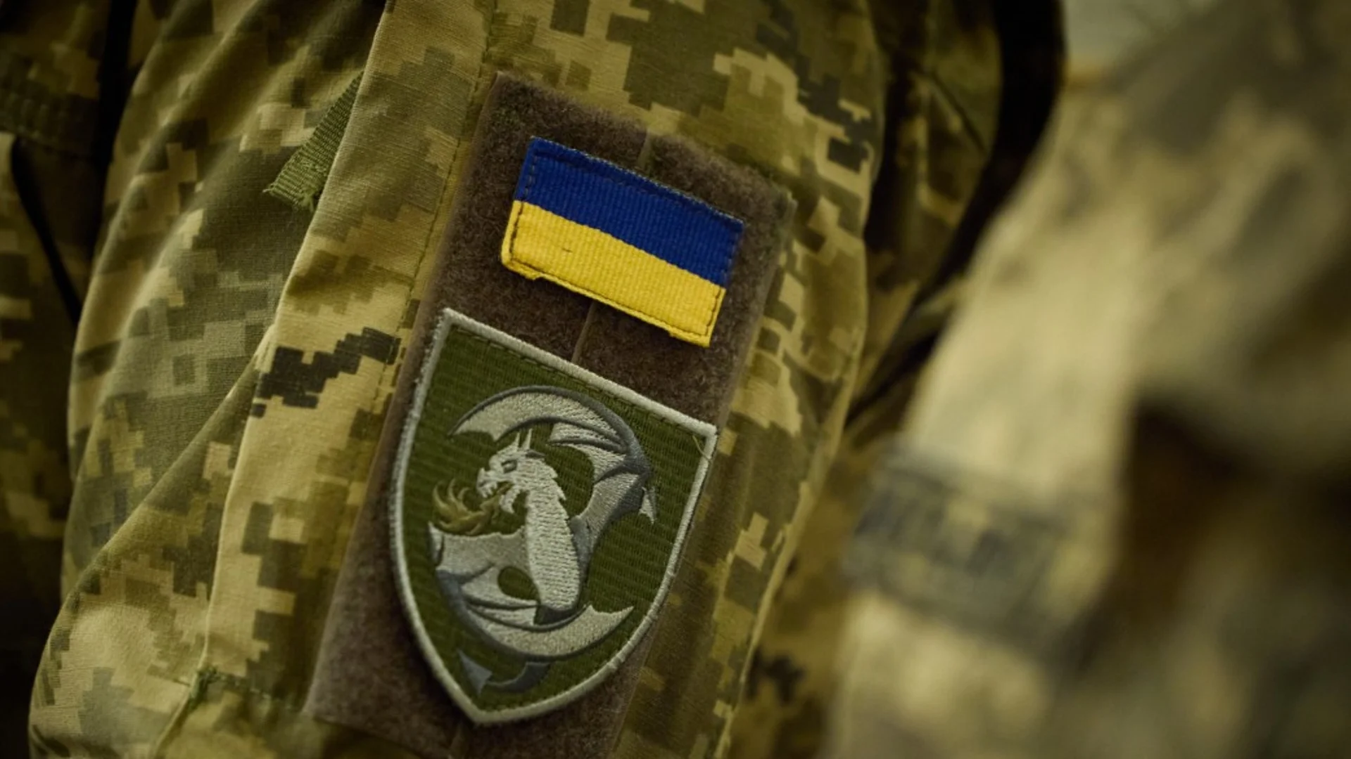 Дори взривът да те удари в ушите, пак трябва да стреляш по рефлекс: Украински военен за битките и предателствата