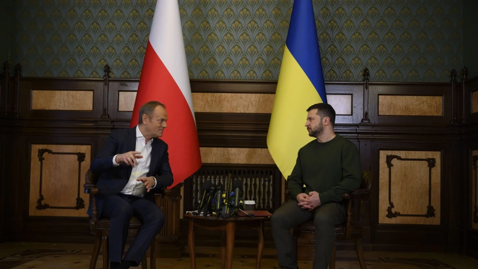 Полша и Украйна обсъждат затваряне на границата за стоки, Киев иска компенсация за изсипаното зърно