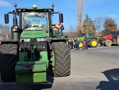 Трактори блокираха движението при Петолъчката край Сливен (СНИМКИ)