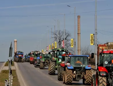 Фермери влязоха с тракторите в Пловдив (СНИМКИ) 