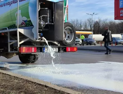 Един тон мляко на пътя: Протест на фермери в Русе 