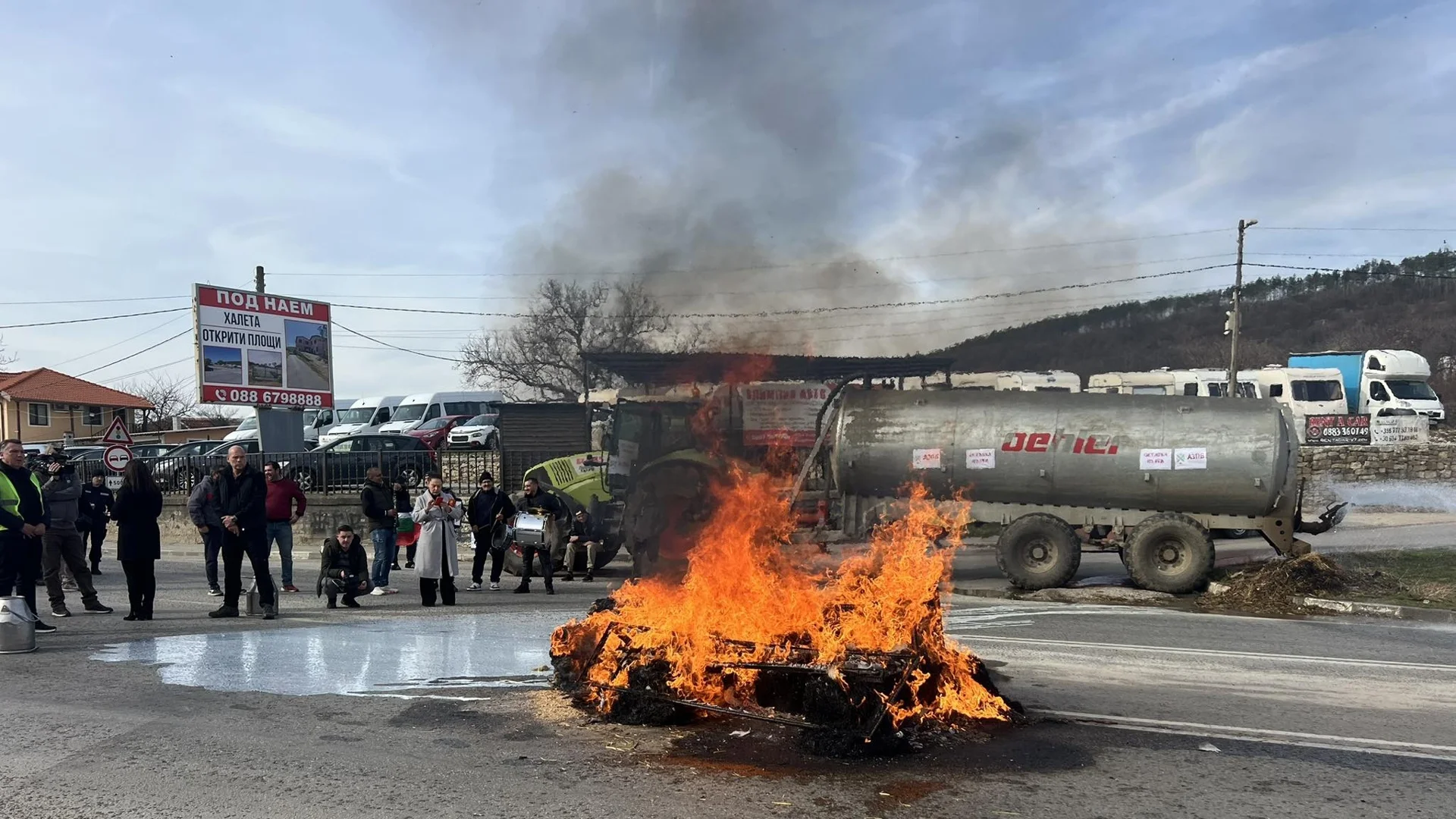 Трактори блокираха главния път София - Варна