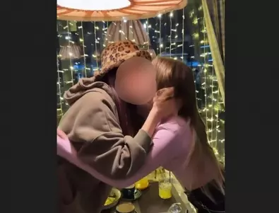 Наплашени: В руски магазини боядисват в черно дъгата, момичета се извиняват публично за целувка (СНИМКИ и ВИДЕА)