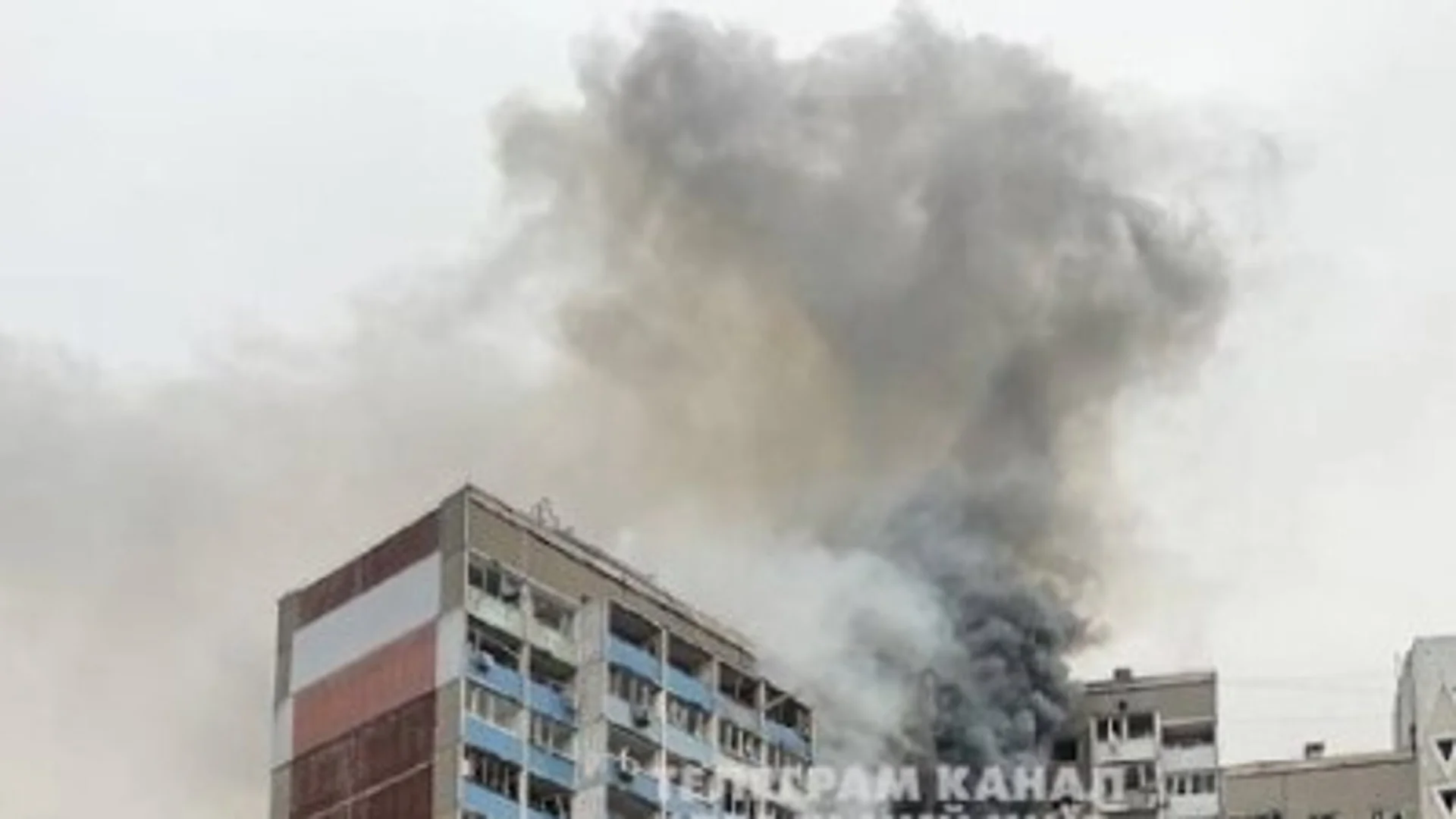 След нова руска атака: Пожар в киевски блок и жертва в Николаев (ВИДЕО и СНИМКИ)